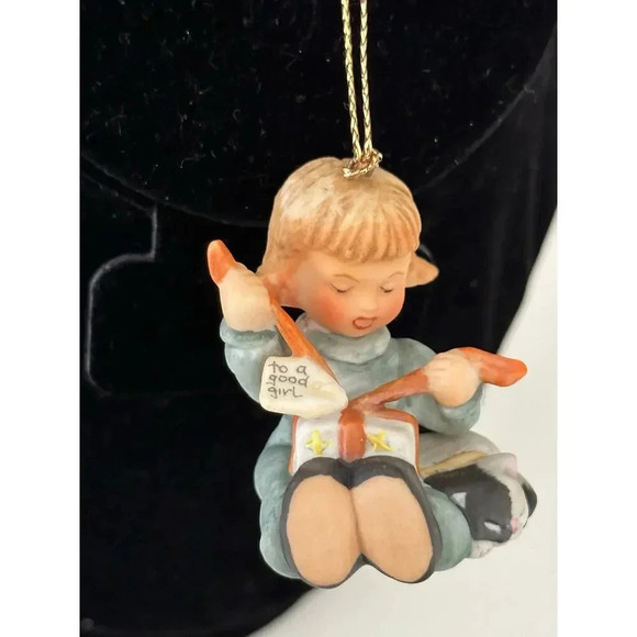 Berta Hummel Goebel "Little Gift Wrapper" Christmas Ornament 1997 - Picture 4 of 7